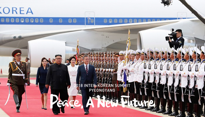 El presidente Moon Jae-in pasa revista a la guardia de honor norcoreana con el líder norcoreano Kim Jong Un tras su llegada al Aeropuerto Internacional de Sunan en Pyeongyang el 18 de septiembre.
